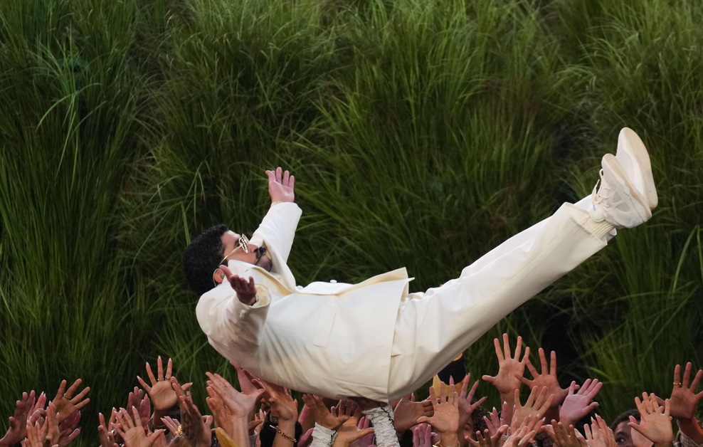 Bad Bunny za Super Bowl oblekel minimalističen videz iz Zare: to ni bilo naključje! (foto: Profimedia)