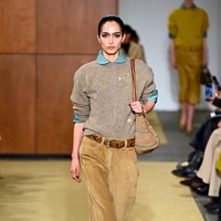 Očetove žametne hlače in nova klasika: Tory Burch za jesen in zimo 2026/27