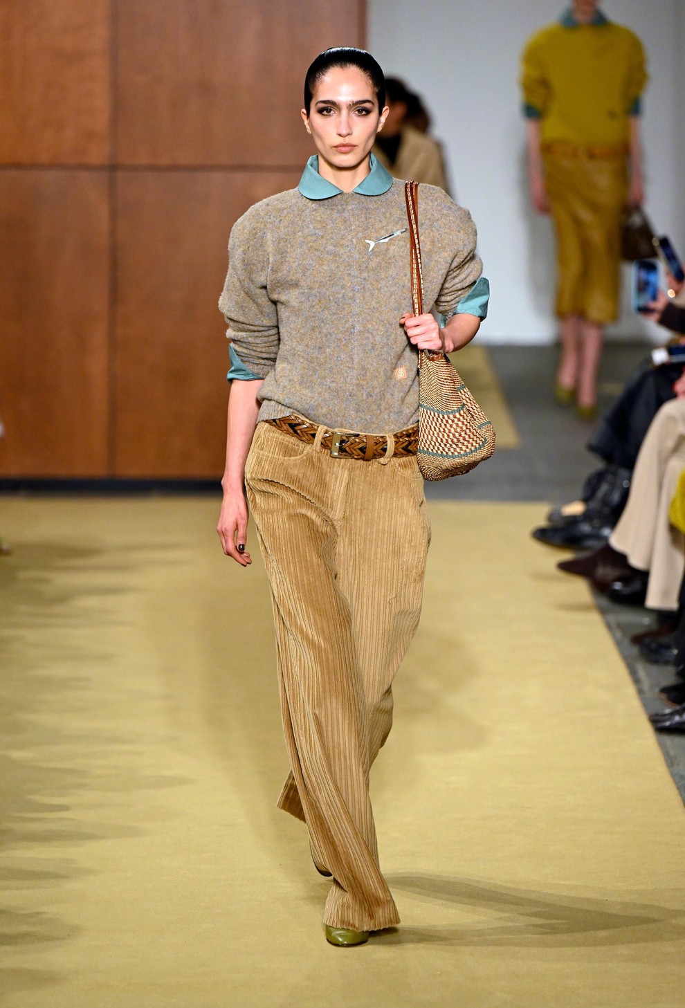 Kolekcija Tory Burch za jesen se je začela z navdihom v očetovih rebrastih hlačah. Kot je pojasnila v zaodrju, je …