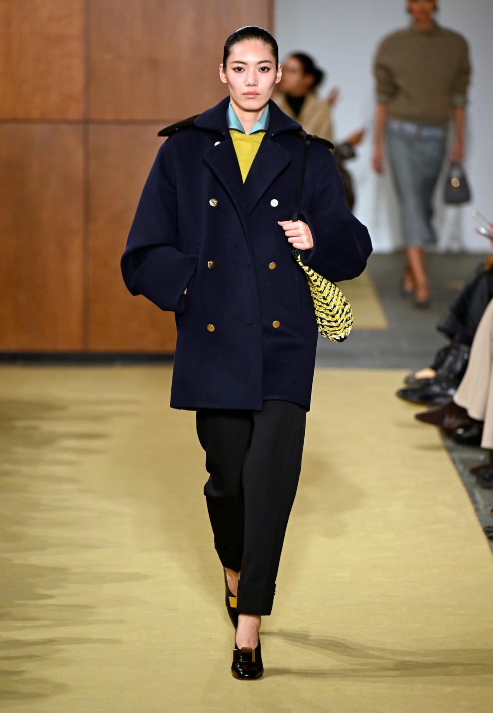 Očetove žametne hlače in nova klasika: Tory Burch za jesen in zimo 2026/27