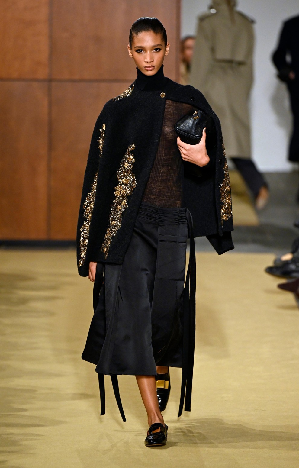 Očetove žametne hlače in nova klasika: Tory Burch za jesen in zimo 2026/27