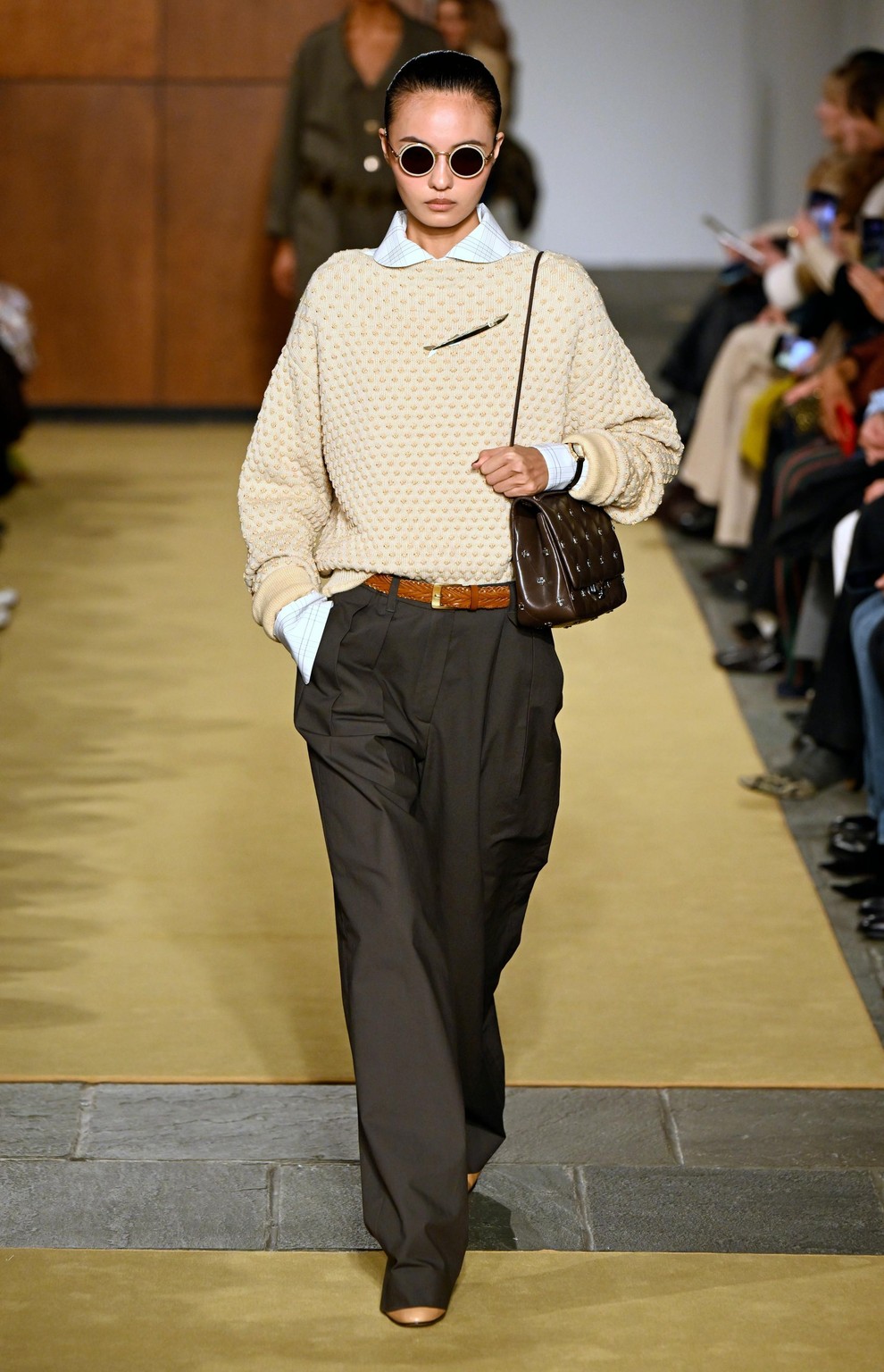 Očetove žametne hlače in nova klasika: Tory Burch za jesen in zimo 2026/27