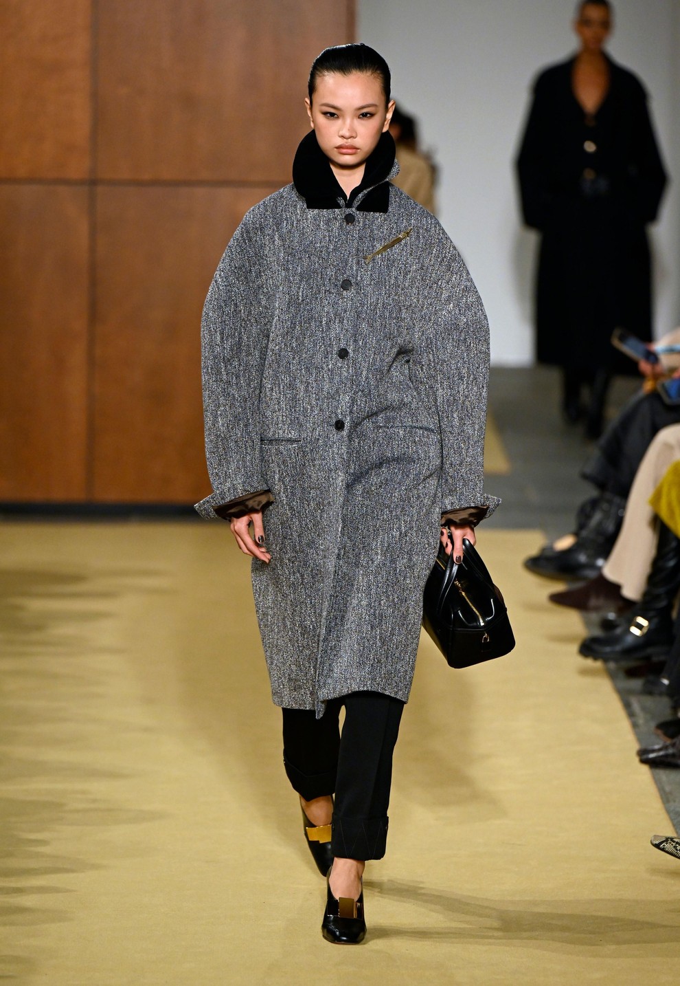 Očetove žametne hlače in nova klasika: Tory Burch za jesen in zimo 2026/27