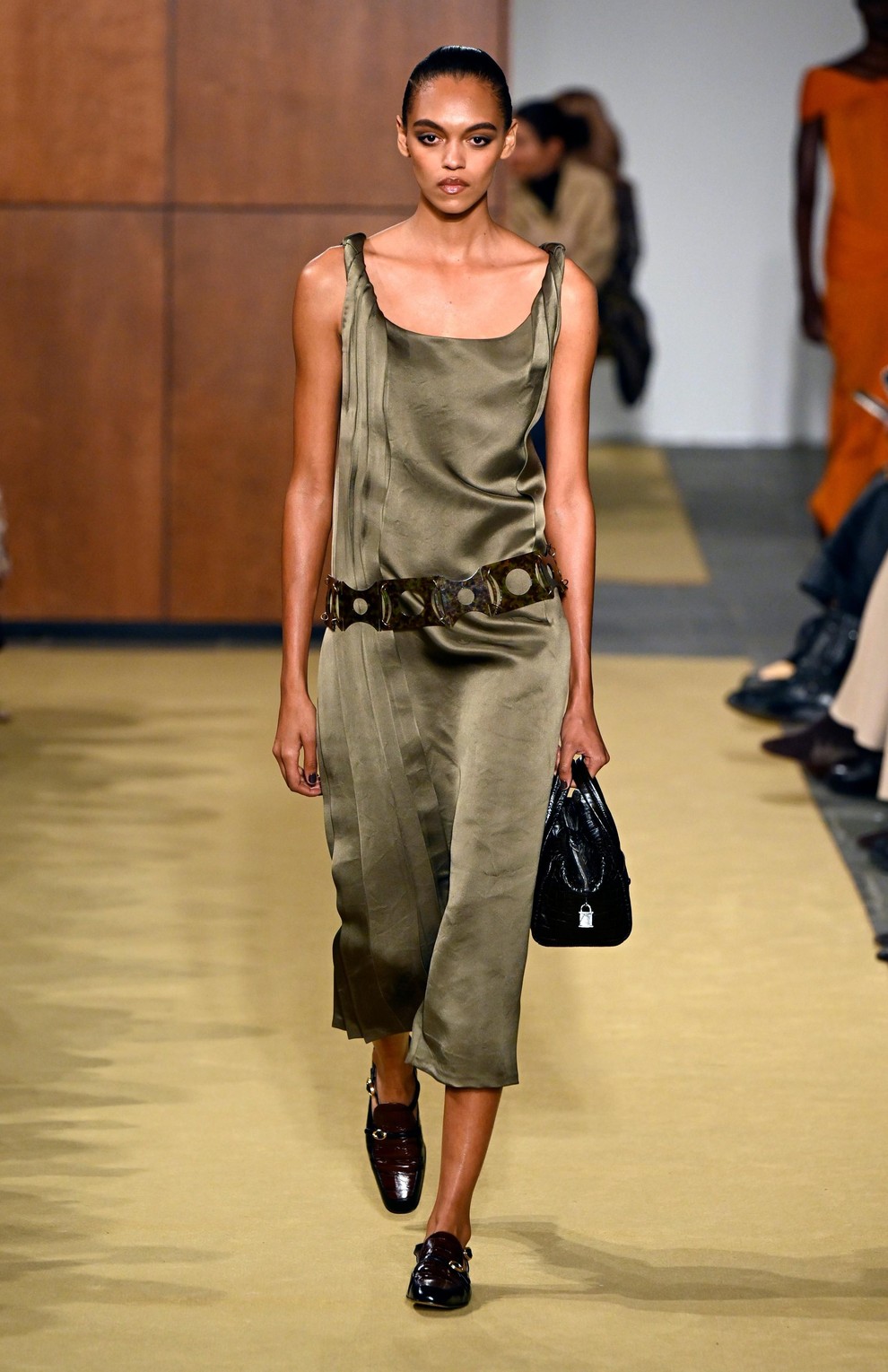 Očetove žametne hlače in nova klasika: Tory Burch za jesen in zimo 2026/27