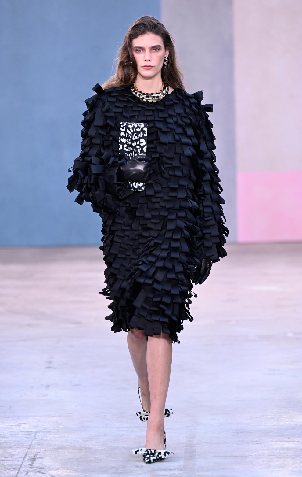 Wes Gordon se je z jesensko kolekcijo Carolina Herrera vrnil v New York in navdih našel pri umetniški energiji mesta …