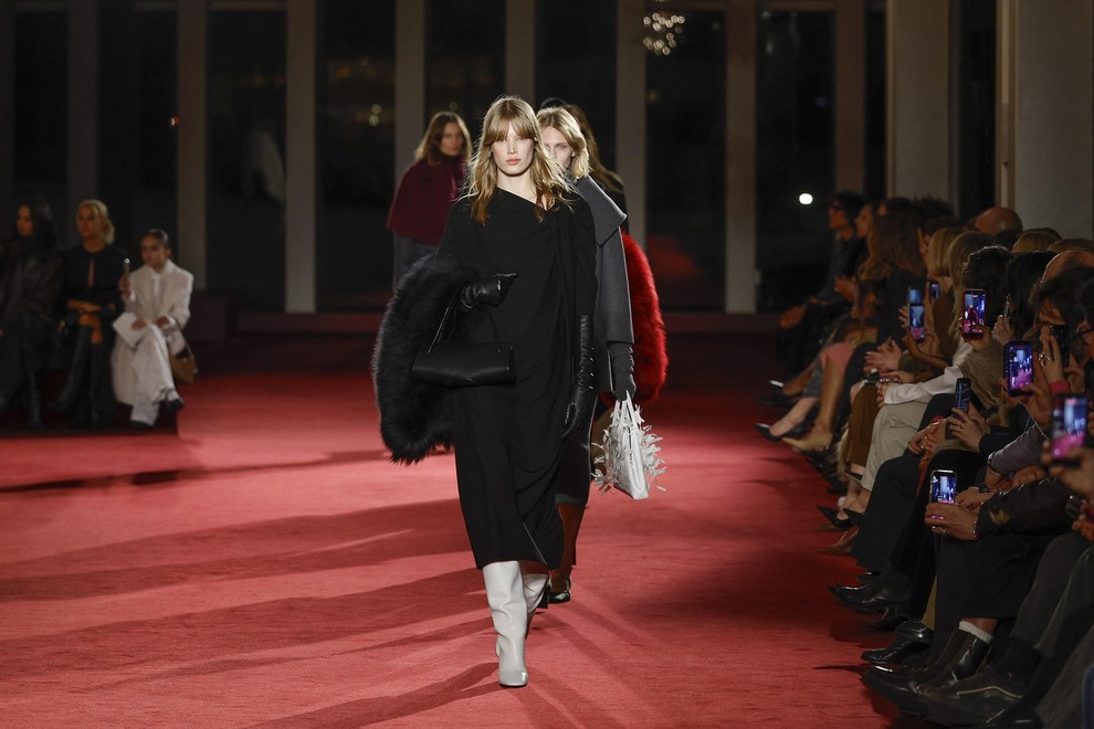 Michael Kors je na newyorškem tednu mode praznoval 45 let svoje blagovne znamke z revijo v Metropolitan Opera House v …