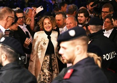 Hollywoodska zvezdnica na Dunajskem opernem plesu ganjena do solz: "Vzelo mi je sapo"