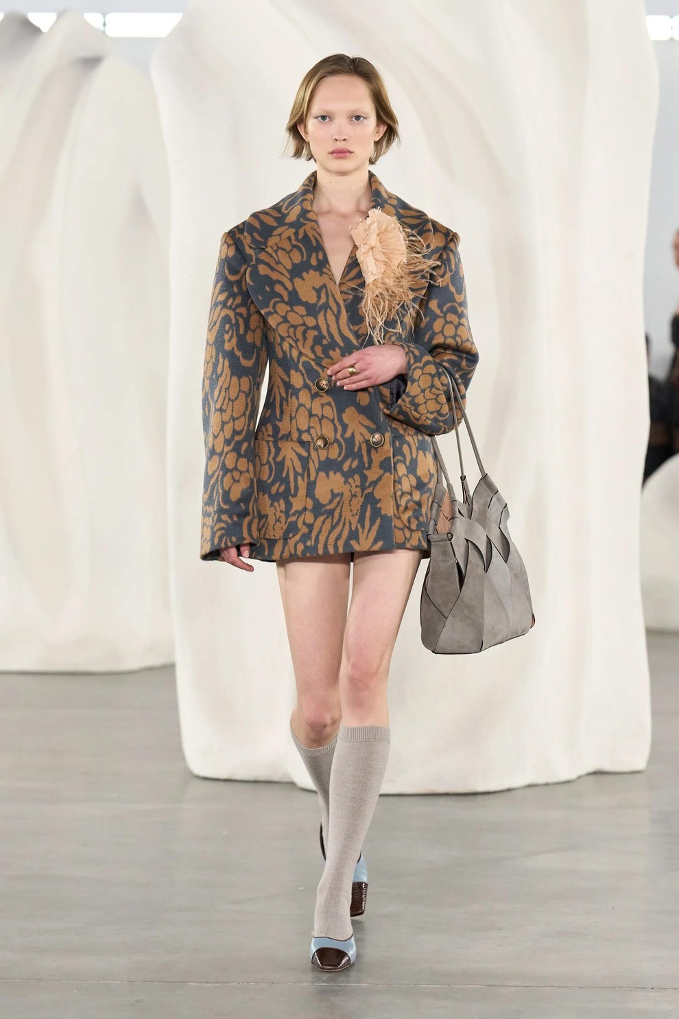 Ulla Johnson predstavlja eklektično kolekcijo tekstur, barv in boemske elegance