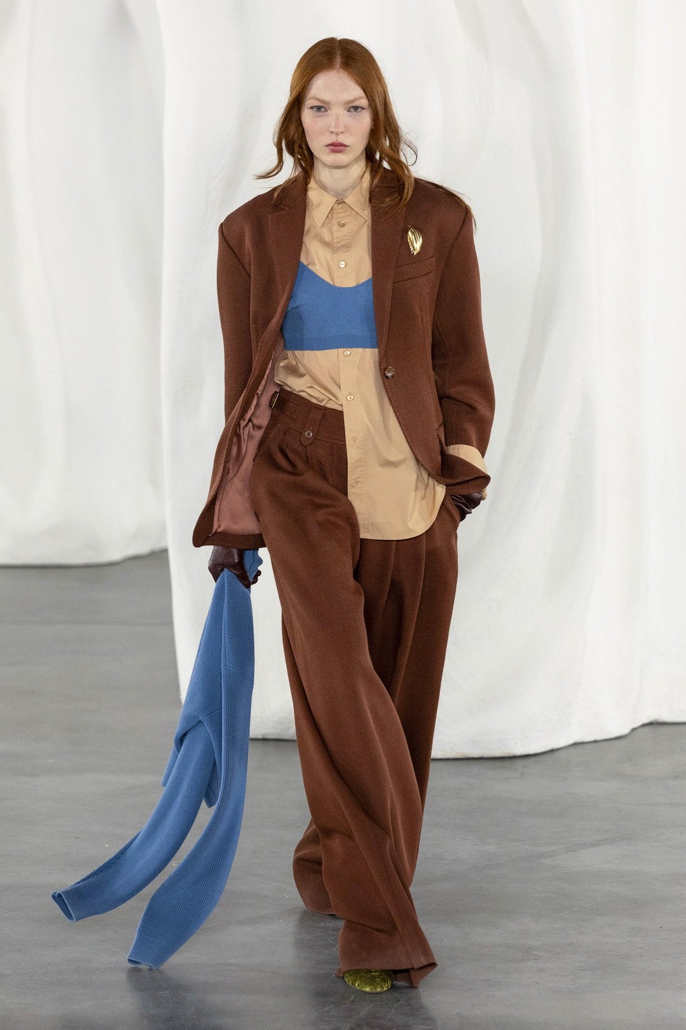 Ulla Johnson predstavlja eklektično kolekcijo tekstur, barv in boemske elegance