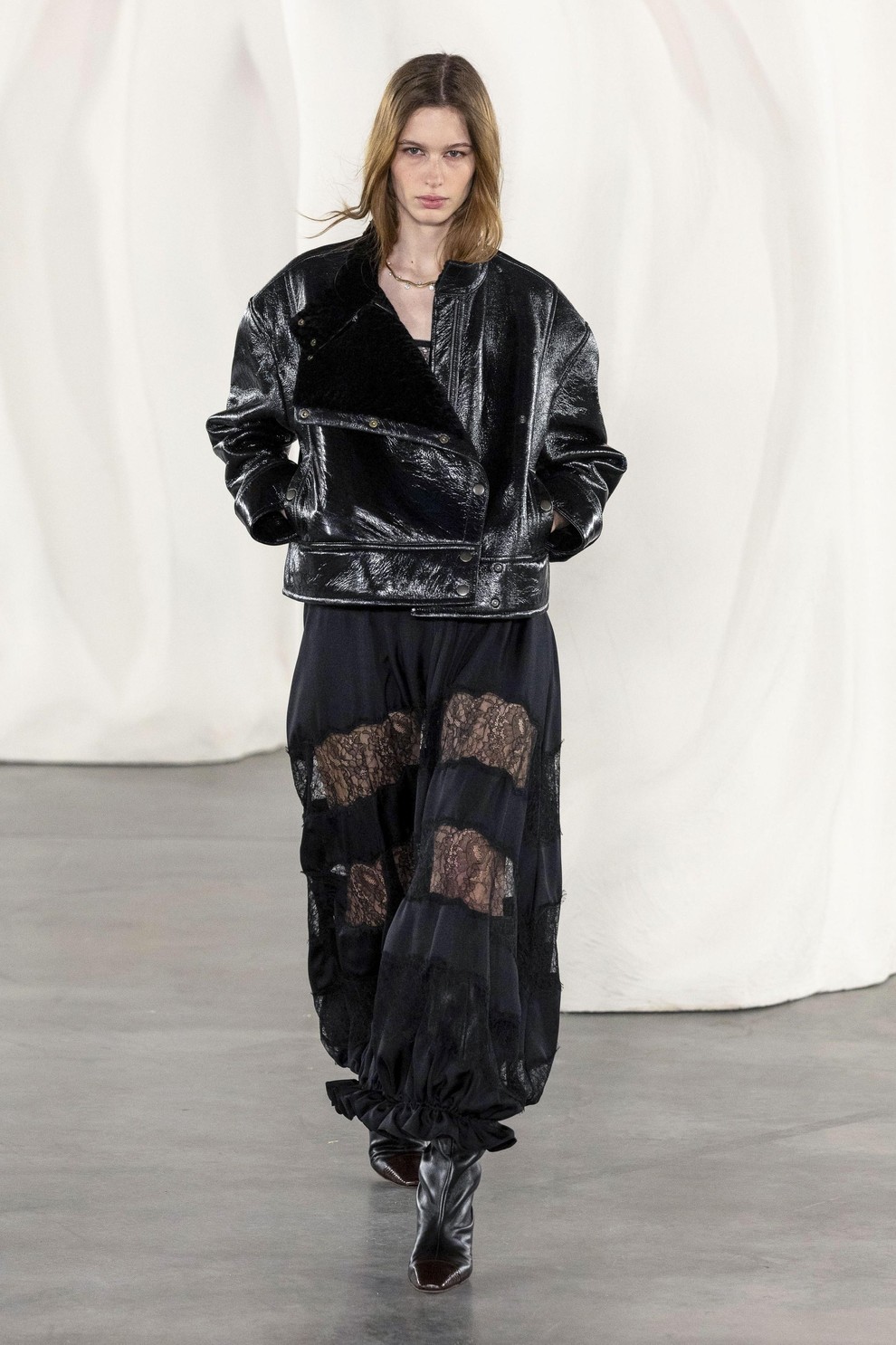 Ulla Johnson predstavlja eklektično kolekcijo tekstur, barv in boemske elegance