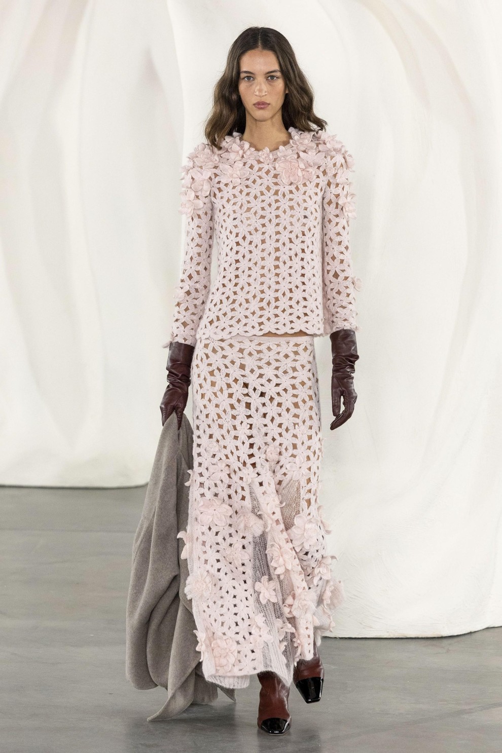 Ulla Johnson predstavlja eklektično kolekcijo tekstur, barv in boemske elegance