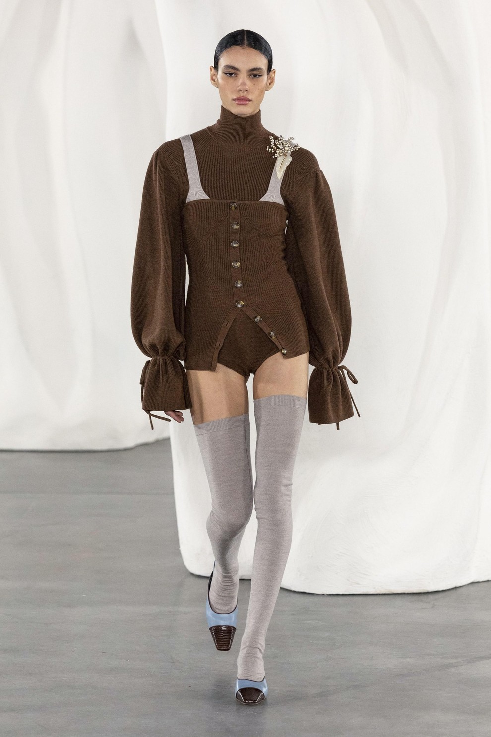 Ulla Johnson predstavlja eklektično kolekcijo tekstur, barv in boemske elegance