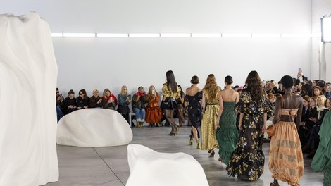 Ulla Johnson predstavlja eklektično kolekcijo tekstur, barv in boemske elegance