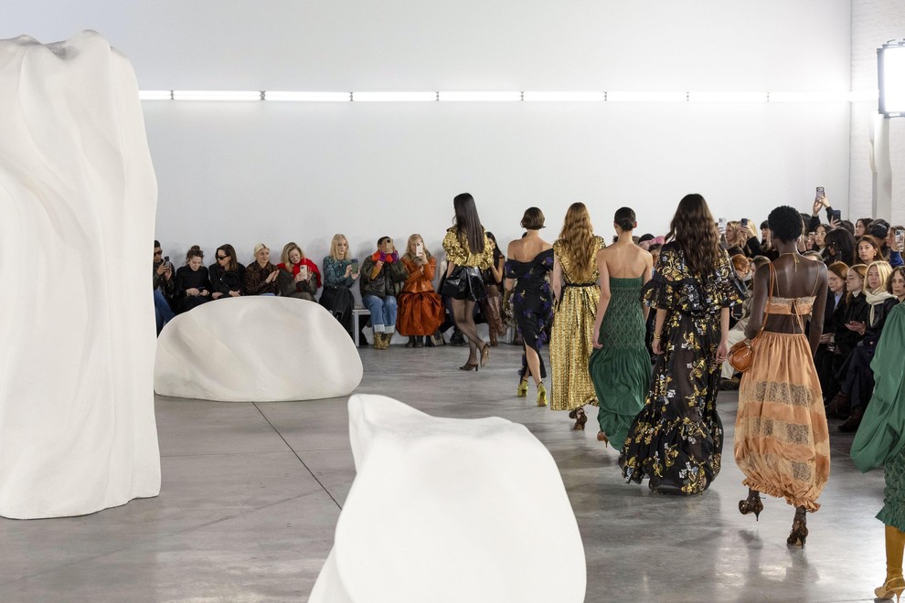 Ulla Johnson, ki je v modnem poslu že skoraj 25 let, pravi, da jo vsaka nova svetovna kriza znova opomni, …