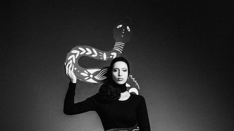 Pokrivalo: stylist
Roža: Dugme by sensse
Obleka: sessún by sestra
Čevlji: Jimmy Choo