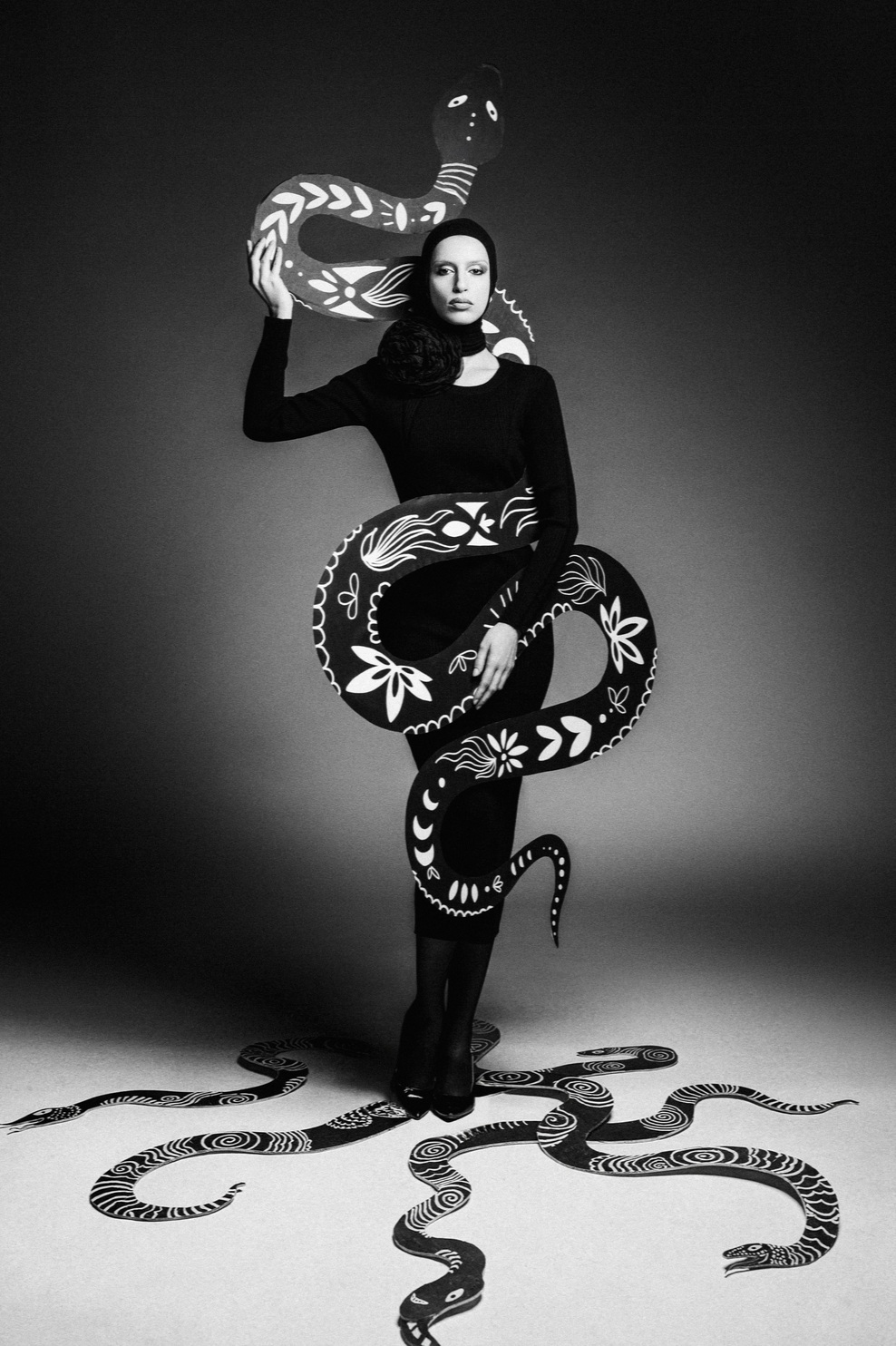 Pokrivalo: stylist
Roža: Dugme by sensse
Obleka: sessún by sestra
Čevlji: Jimmy Choo