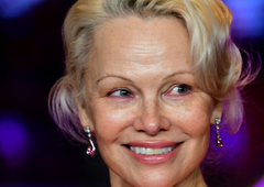 Zgoraj minimalizem, spodaj razkošje: Pamela Anderson zasijala v kreaciji, ki jemlje dih