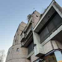 "Kakšna lepotica!" Tujci se ne morejo načuditi ljubljanski stavbi, ta je delo znanega slovenskega arhitekta!