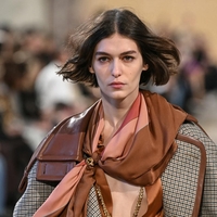 Preprost trik za bolj šik videz brez veliko truda: viralen dodatek, ki osvaja modni svet