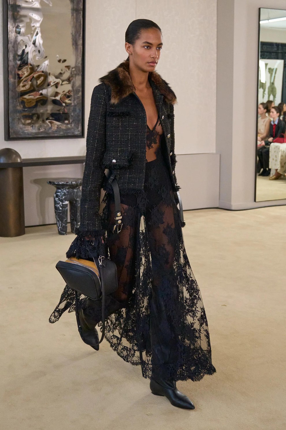 Altuzarra z razkošnimi vrhnjimi sloji: oglejte si kolekcijo za jesen in zimo 2026/27