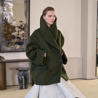 Altuzarra z razkošnimi vrhnjimi sloji: oglejte si kolekcijo za jesen in zimo 2026/27