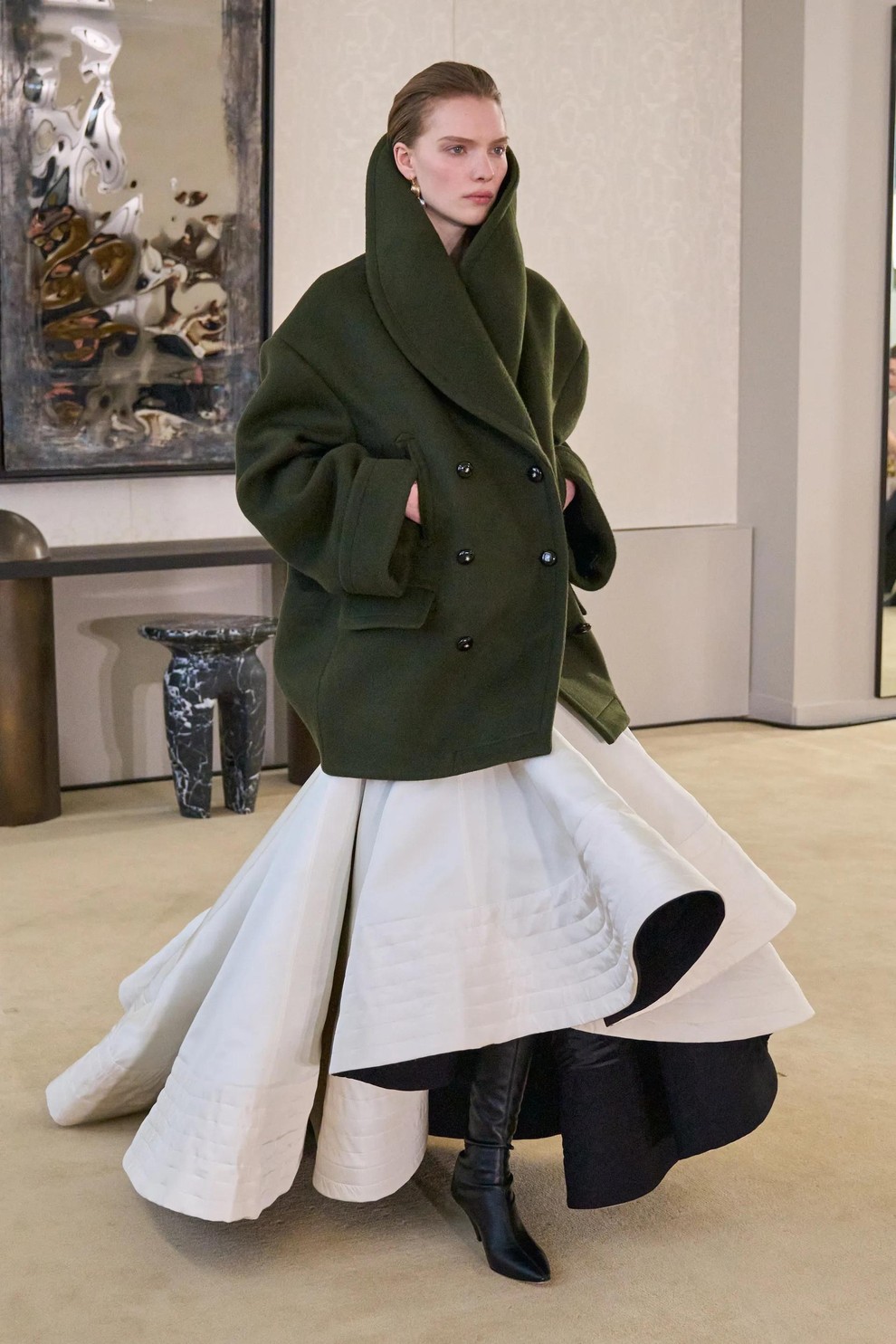 Januarski mraz je jesenskim kolekcijam dal nov pomen in v ospredje znova postavil vrhnja oblačila. Joseph Altuzarra je predstavil eno …