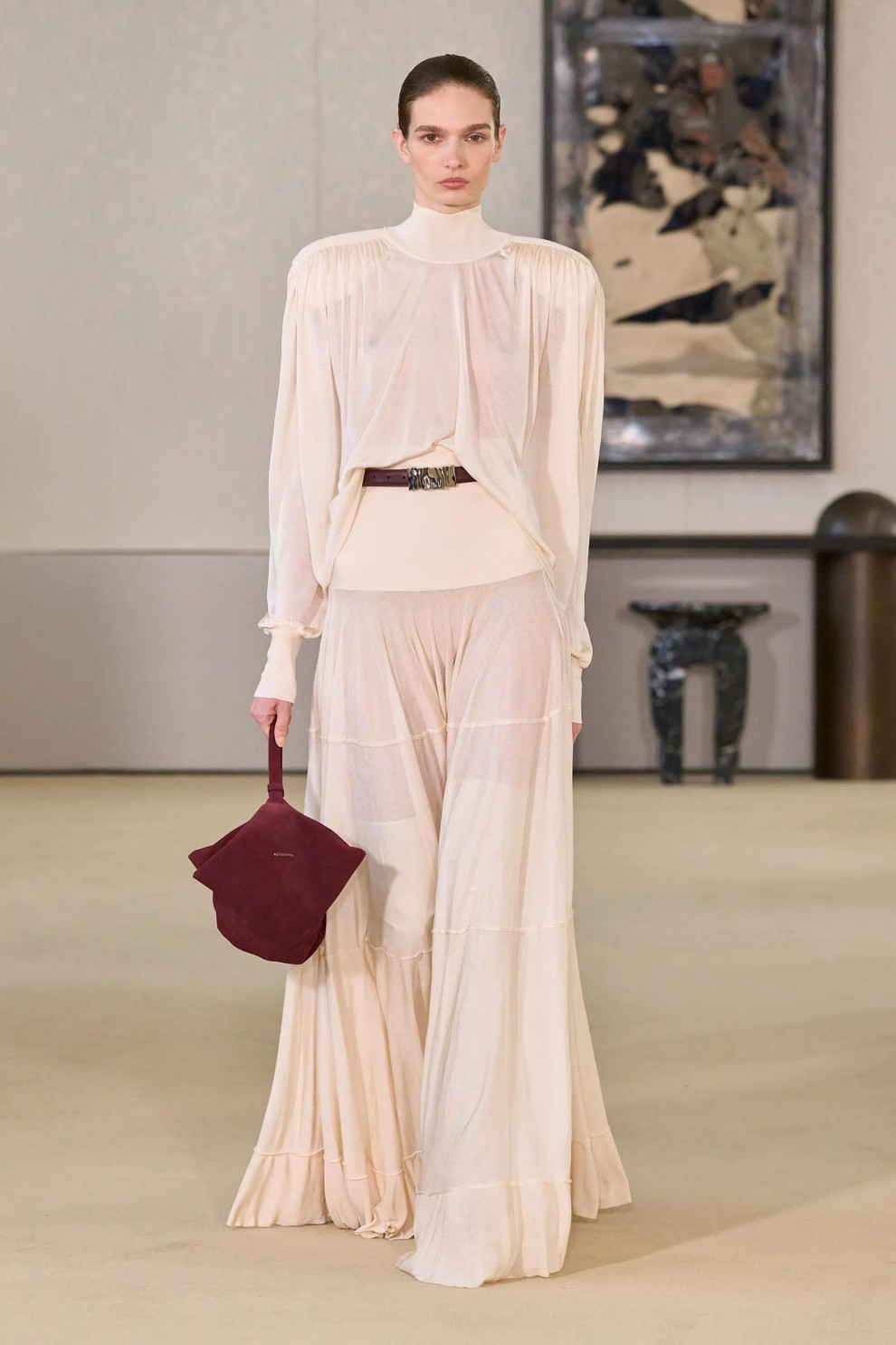 Altuzarra z razkošnimi vrhnjimi sloji: oglejte si kolekcijo za jesen in zimo 2026/27