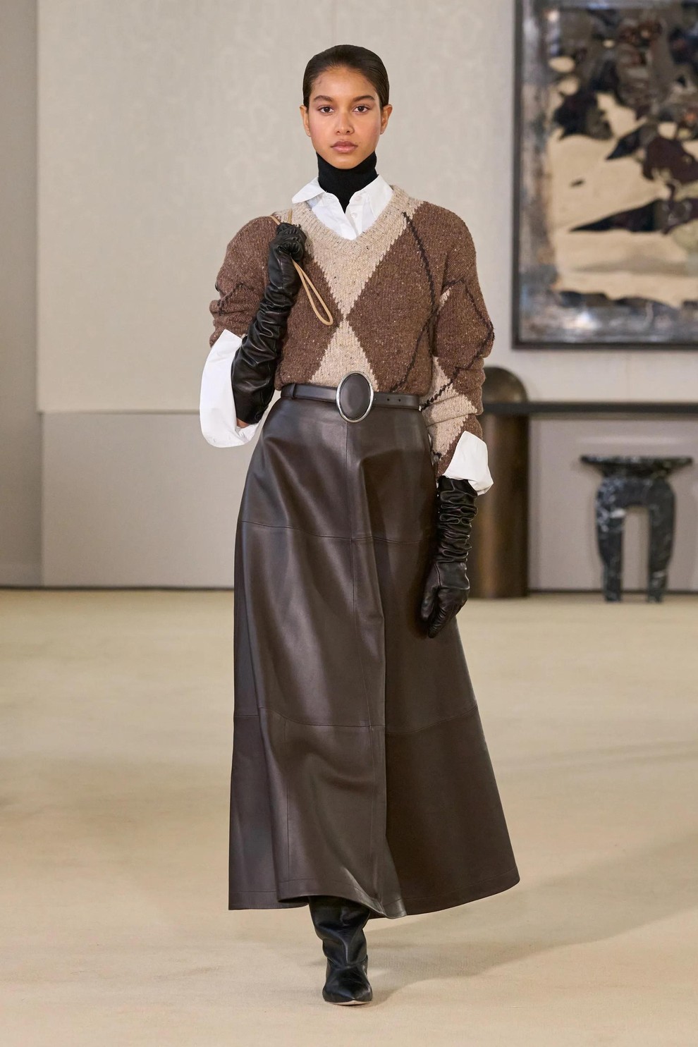 Altuzarra z razkošnimi vrhnjimi sloji: oglejte si kolekcijo za jesen in zimo 2026/27