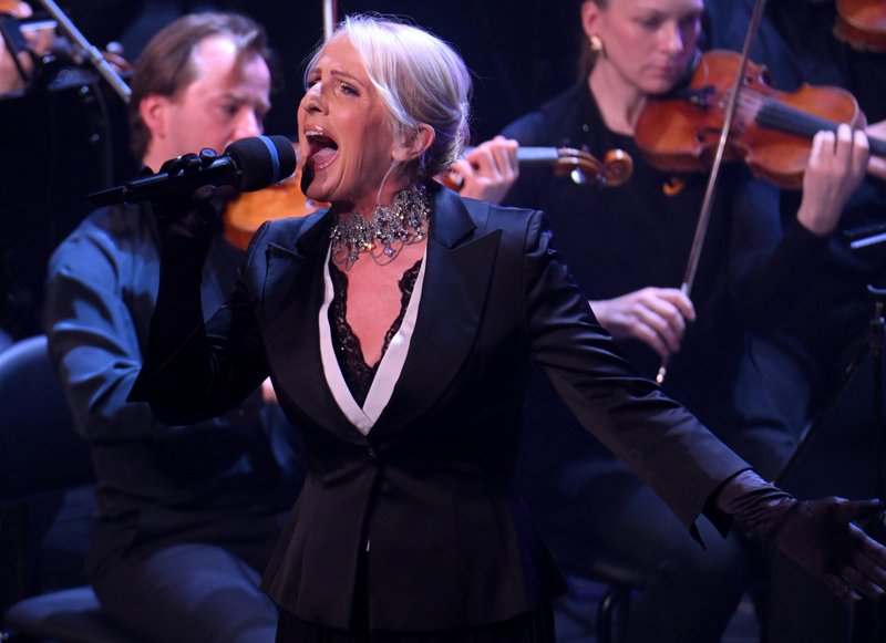 Alenka Godec obleka znamka Maja Štamol koncert Elda Viler