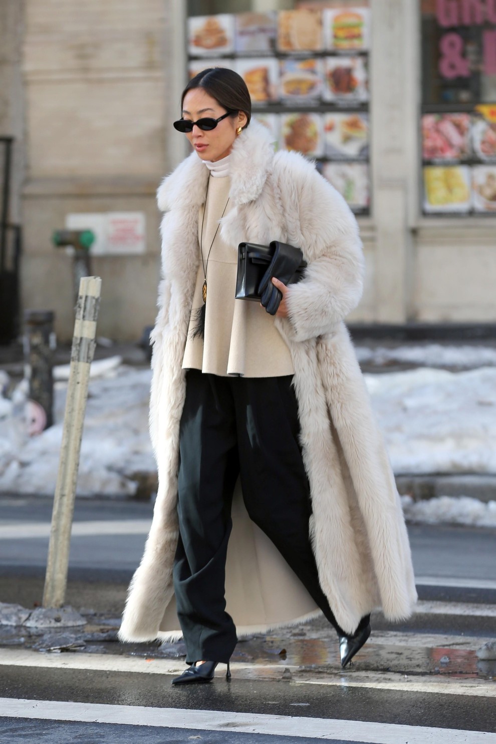 Ulični stil tokrat ni stavil na kričeče barve ali trendne ekscese, temveč na prepričljivo silhueto, premišljeno plastenje in samozavestni minimalizem. …