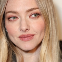 Hlače, ki smo jih nekoč sovražili, spremenila v šik videz: Amanda Seyfried se pridružuje "it" trendu