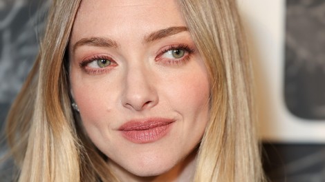 Hlače, ki smo jih nekoč sovražili, spremenila v šik videz: Amanda Seyfried se pridružuje "it" trendu