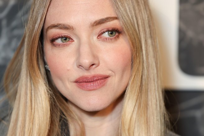 Hlače, ki smo jih nekoč sovražili, spremenila v šik videz: Amanda Seyfried se pridružuje "it" trendu
