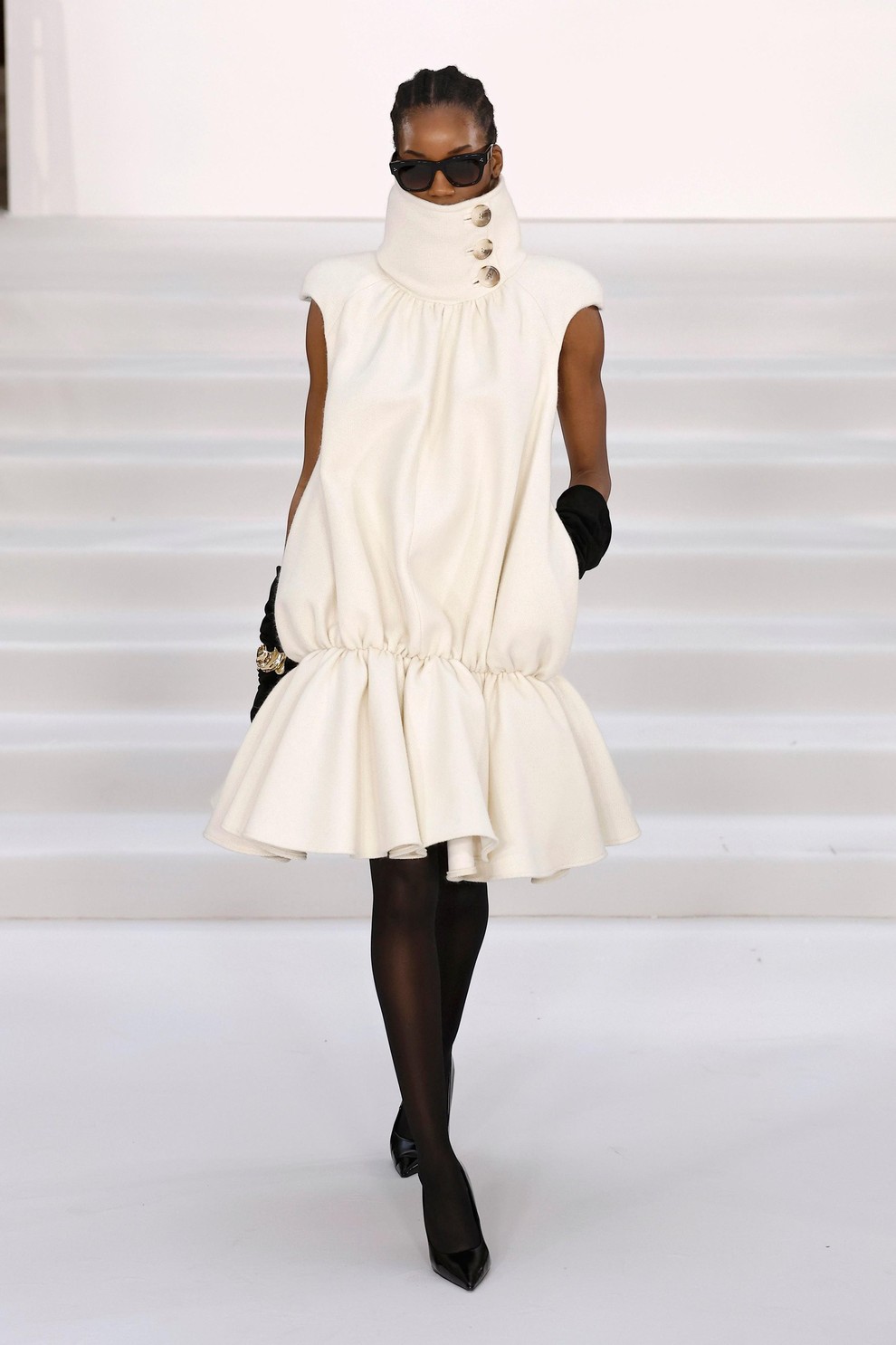 Oboževala bi jo tudi princesa Diana: Znamka njenega nekdanjega osebnega oblikovalca predstavila kolekcijo za jesen in zimo 2026/27