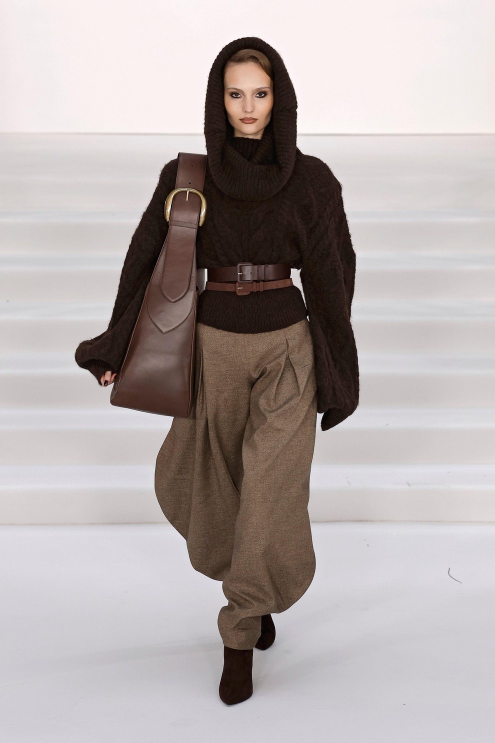 Oboževala bi jo tudi princesa Diana: Znamka njenega nekdanjega osebnega oblikovalca predstavila kolekcijo za jesen in zimo 2026/27