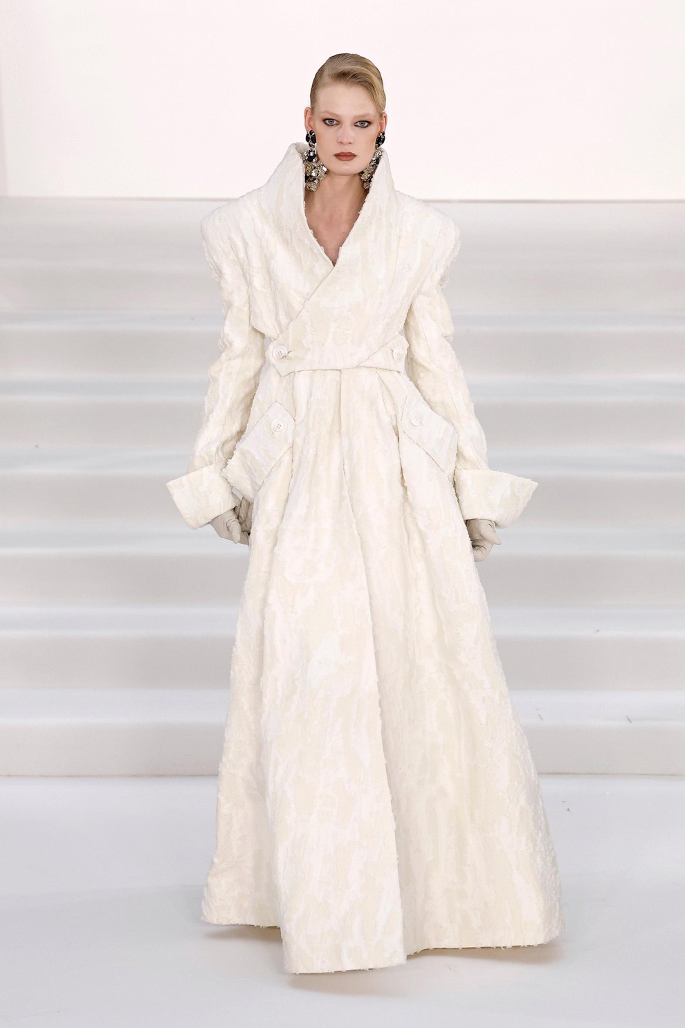 Oboževala bi jo tudi princesa Diana: Znamka njenega nekdanjega osebnega oblikovalca predstavila kolekcijo za jesen in zimo 2026/27