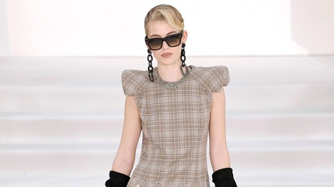 Oboževala bi jo tudi princesa Diana: Znamka njenega nekdanjega osebnega oblikovalca predstavila kolekcijo za jesen in zimo 2026/27