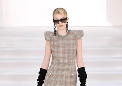 Oboževala bi jo tudi princesa Diana: Znamka njenega nekdanjega osebnega oblikovalca predstavila kolekcijo za jesen in zimo 2026/27