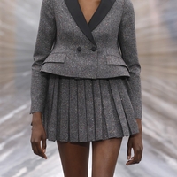 Plisiran mini krila so ponovno v središču pozornosti