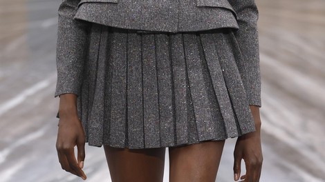 Plisiran mini krila so ponovno v središču pozornosti