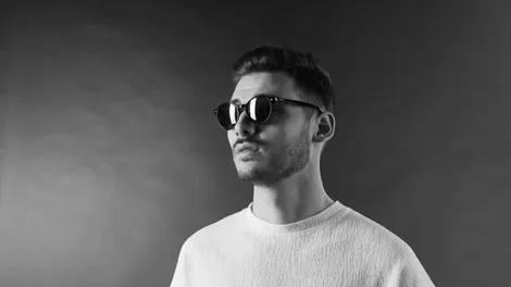 Ta slovenski DJ s kultnim Sony Records izdal novo uspešnico – že pred uradnim izidom je prejela 2 milijona ogledov! (vrtimo si jo na replay)