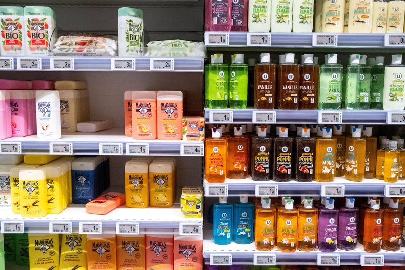 Vprašanje, ki razdvaja Slovenke: ali bi v drogerijah smeli počeli to?