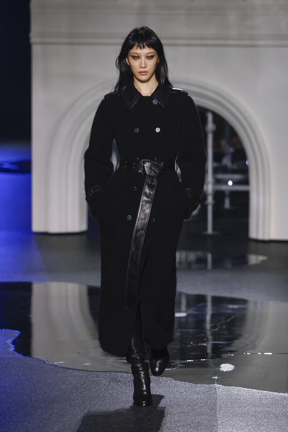 Trenč plašč na 100 in 1 način: dekonstrukcija britanske klasike