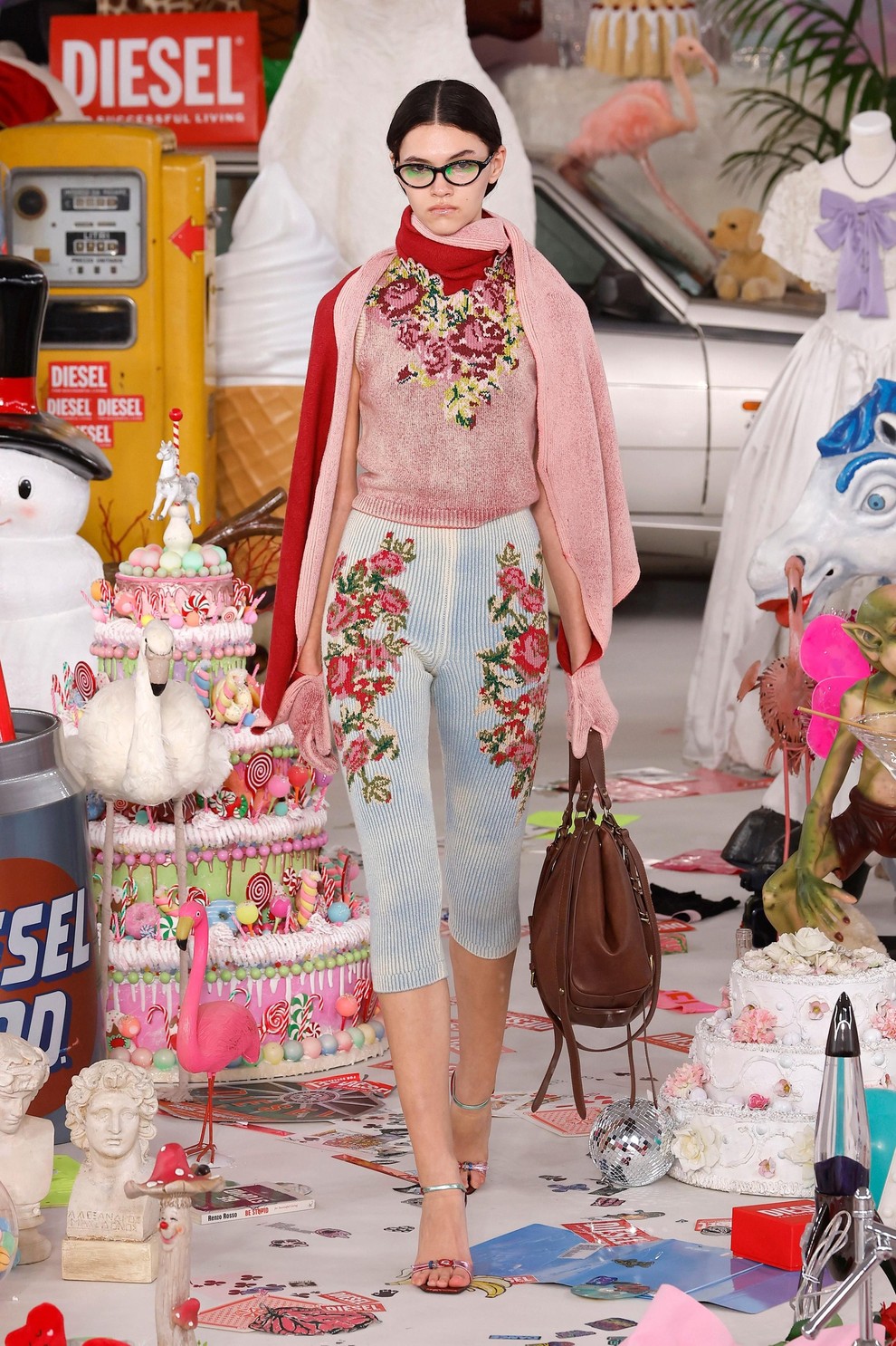 Glenn Martens je pri Dieslu navdih za novo kolekcijo našel v jutru po nepozabni, nekoliko divji noči – v trenutku, …