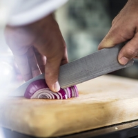 Čebule nikoli več ne boste rezali z nožem: trik, ki vam bo olajšal življenje