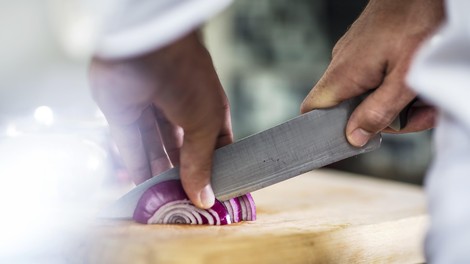 Čebule nikoli več ne boste rezali z nožem: trik, ki vam bo olajšal življenje