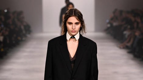 Debitantska kolekcija Marie Grazie Chiuri za Fendi: "Manj jaz, več mi"