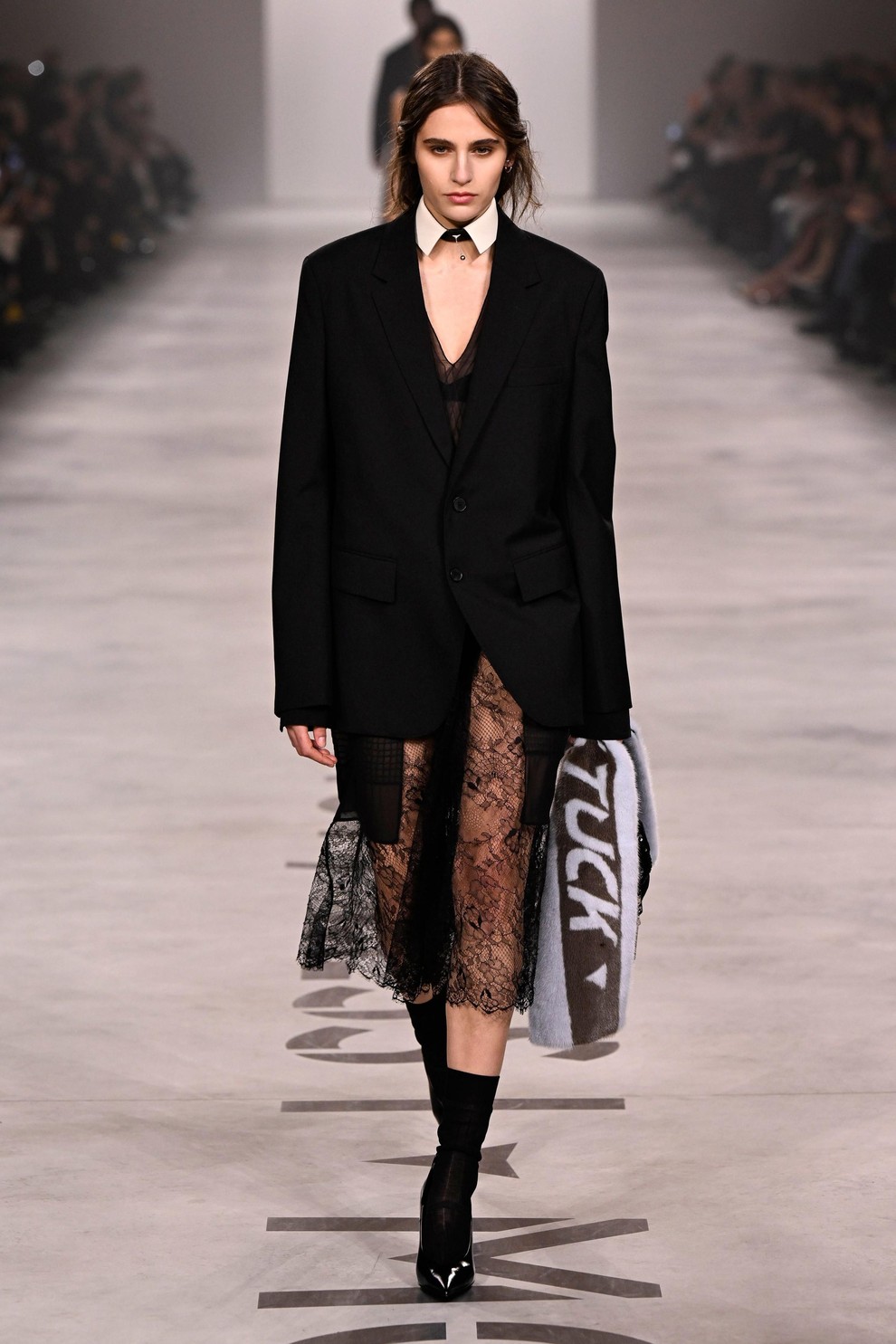 Debitant­ska revija Marie Grazie Chiuri za Fendi je potekala pod geslom »Less I, more us« (manj jaz, več mi) in …