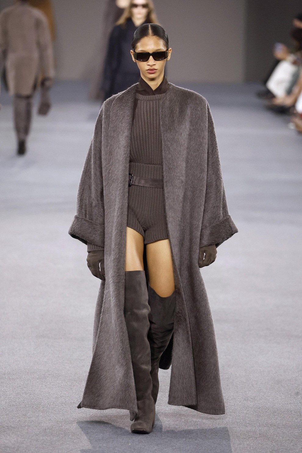 Škornji čez kolena, brušeno usnje in dolgi plašči: Max Mara za jesen in zimo 2026/27