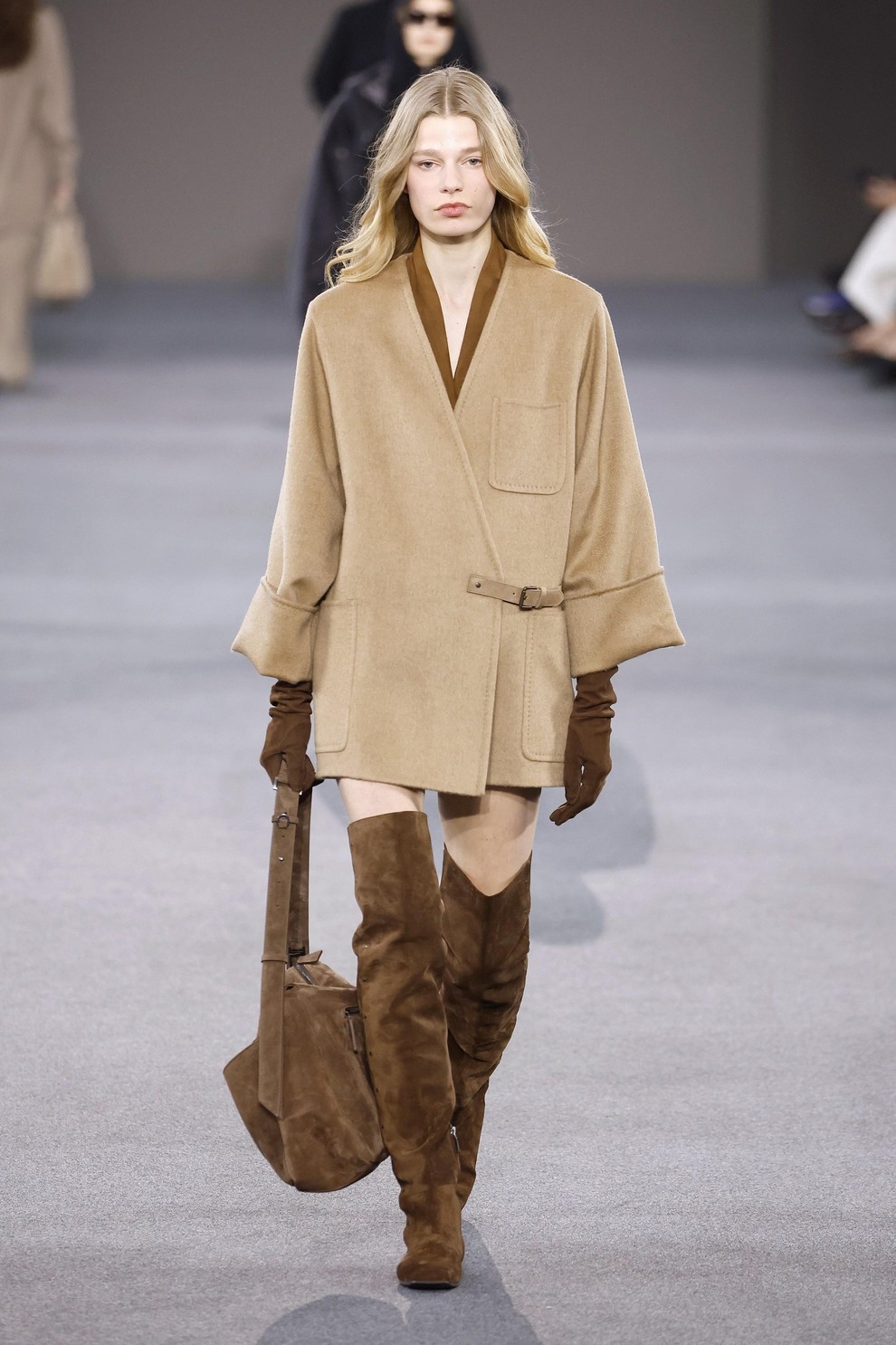 Škornji čez kolena, brušeno usnje in dolgi plašči: Max Mara za jesen in zimo 2026/27